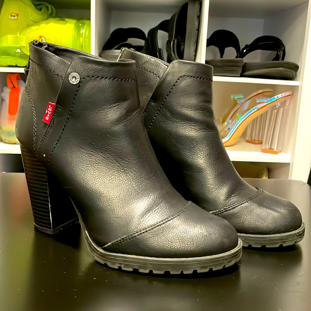 Levi’s Women’s Booties Black Size 7.5